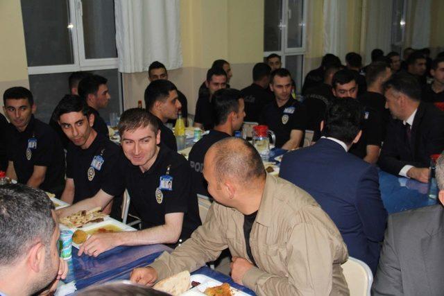 Vali Çağatay, polis adaylarıyla iftar yaptı