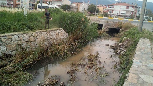 Edremit’te dere yatakları temizleniyor