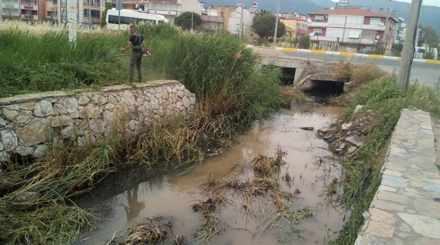 Edremit’te dere yatakları temizleniyor