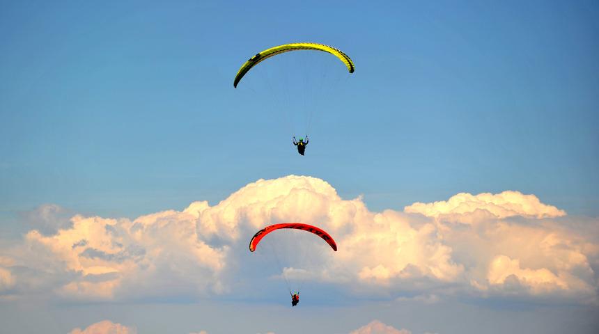 Tatilcilerin yeni trendi: Yamaç paraşütü
