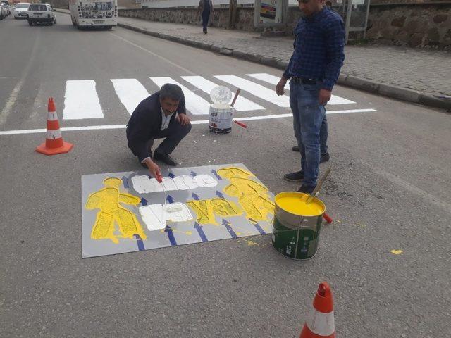 Bitlis Belediyesi okul önlerine trafik şeridi çekiyor