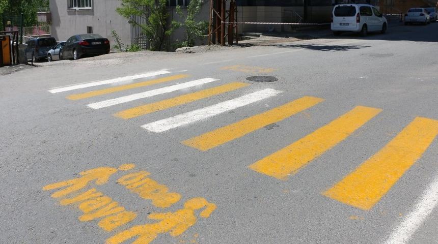 Bitlis Belediyesi okul &ouml;nlerine trafik şeridi &ccedil;ekiyor