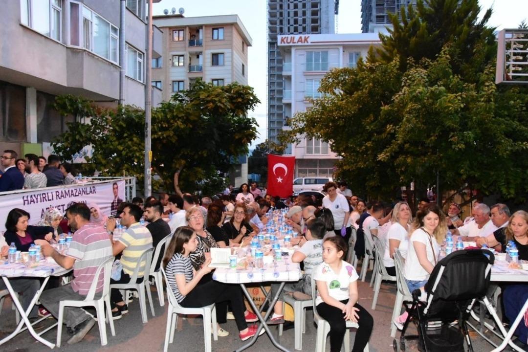 Alaşehir Belediye Başkanı Ahmet &Ouml;k&uuml;zc&uuml;oğlu İstanbul&rsquo;daki Alaşehirlilerle iftarda bir araya geldi