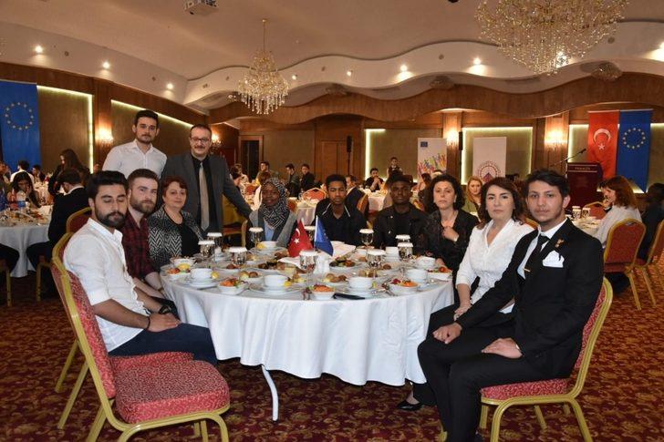 Uganda’dan Fransa’ya kadar Trabzon’da okuyan gençlerle iftarda buluştular G5