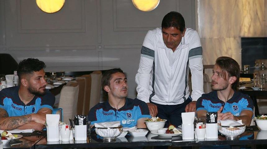 Trabzonsporlu futbolcular iftarda bir araya geldi