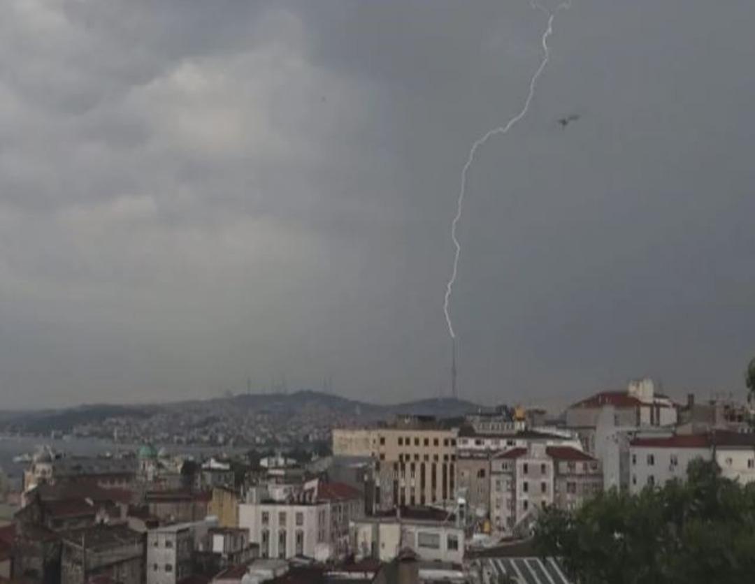 İstanbul'da g&ouml;k g&uuml;r&uuml;lt&uuml;l&uuml; sağanak yağış etkili oluyor