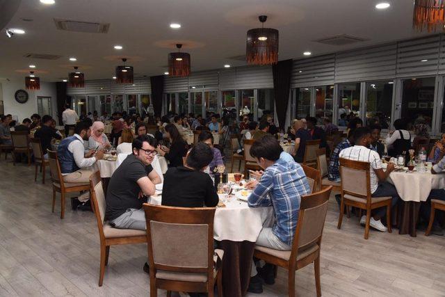 Vali Deniz, yabancı öğrencilerle iftar yaptı