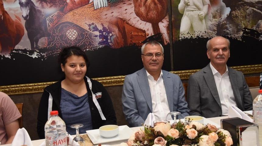 Vali Deniz, yabancı öğrencilerle iftar yaptı