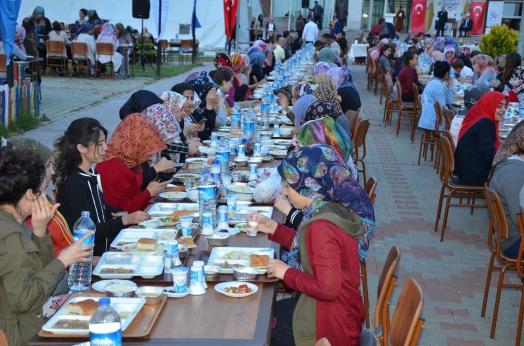 KYK&rsquo;lı &ouml;ğrencilere iftar verildi