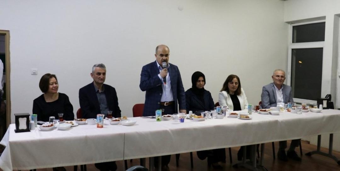 Vali Z&uuml;lkif Dağlı Yığılca halkı ile iftar yaptı