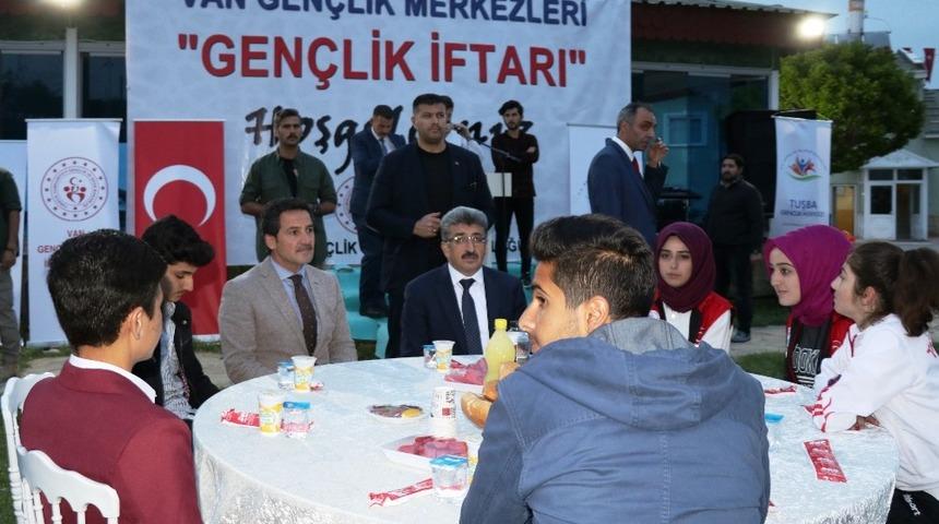 Vali Bilmez gen&ccedil;lerle iftar yaptı