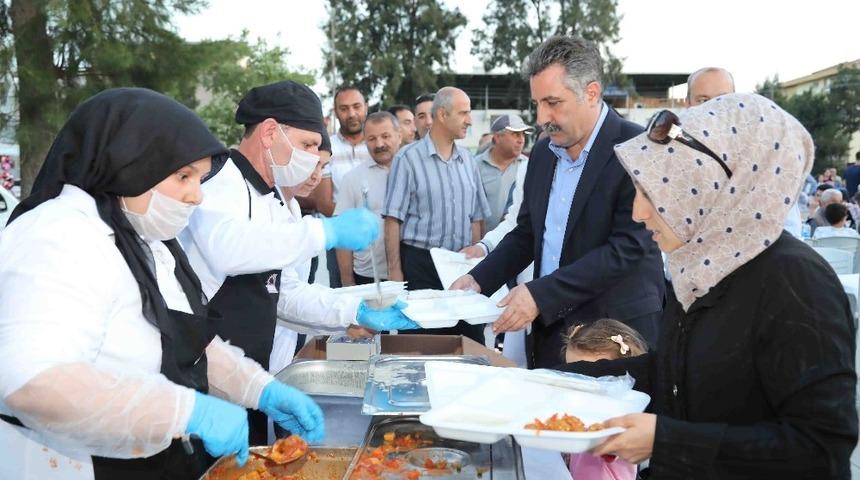 Bayraklı&rsquo;da binler iftar sofralarında buluşuyor