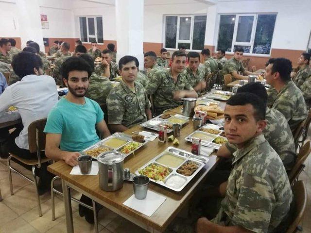 Vali Coşkun Mehmetçikle iftarda buluştu