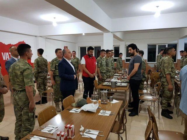 Vali Coşkun Mehmetçikle iftarda buluştu