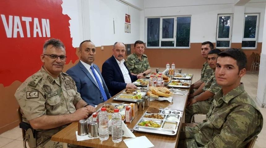 Vali Coşkun Mehmet&ccedil;ikle iftarda buluştu