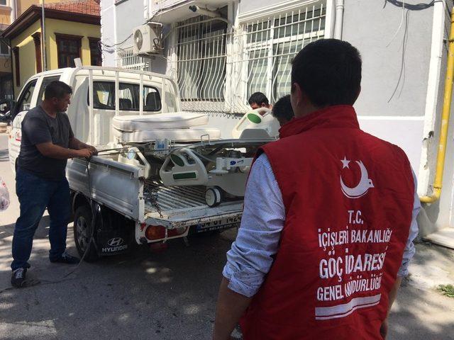 Göç İdaresinden engelli Afgan babaya özel yatak