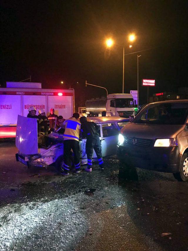 Otomobilde sıkışan sürücüyü itfaiye kurtardı