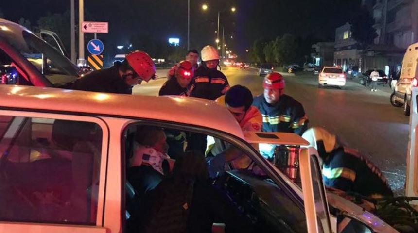 Otomobilde sıkışan sürücüyü itfaiye kurtardı