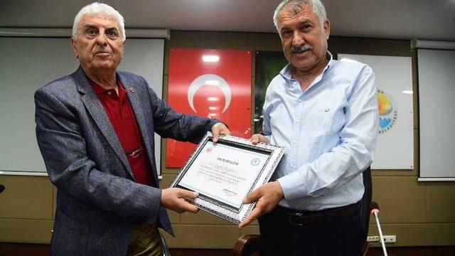 Muhtarlardan Başkan Karalar’a onur belgesi