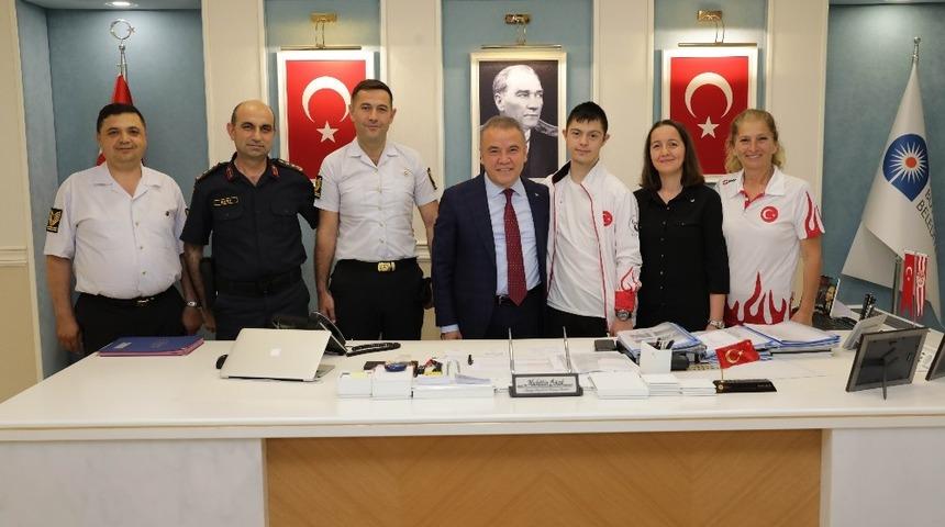 Başkan B&ouml;cek Milli sporcu Alperen Men&ccedil;&rsquo;i ağırladı