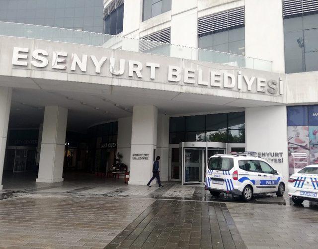 Esenyurt Belediye binasında bıçaklı intihar girişimi