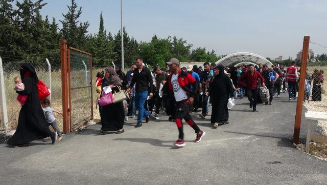 Suriyeliler sınırı koşarak geçiyor