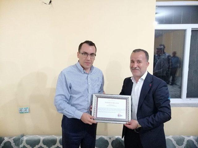 Kaymakamdan Muhtar Taşan’a plaket