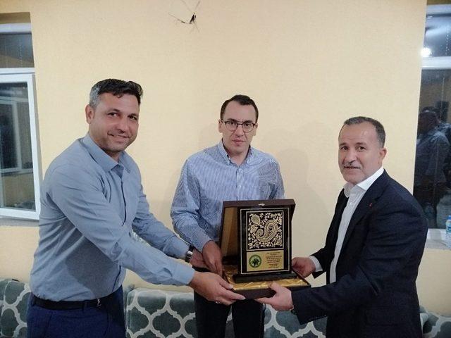 Kaymakamdan Muhtar Taşan’a plaket