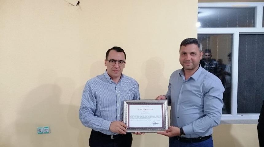 Kaymakamdan Muhtar Taşan&rsquo;a plaket