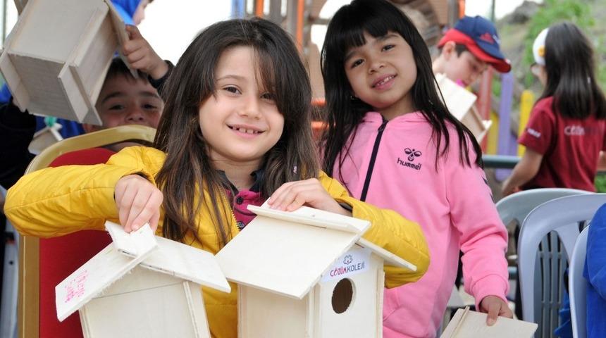 Ke&ccedil;i&ouml;renli &ccedil;ocuklar elleriyle kuşlara yuva yaptılar