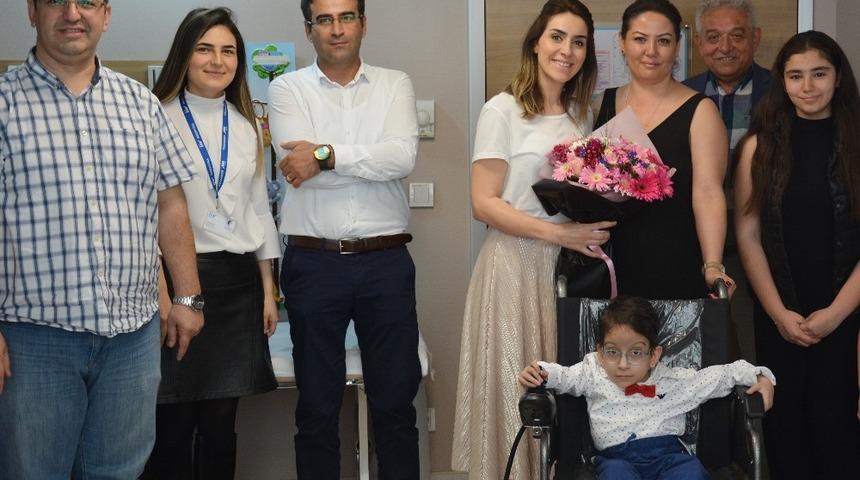 Omurilik a&ccedil;ıklığı hastası Mehmet&rsquo;e anlamlı hediye