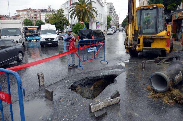 Avcılar’da yol çöktü