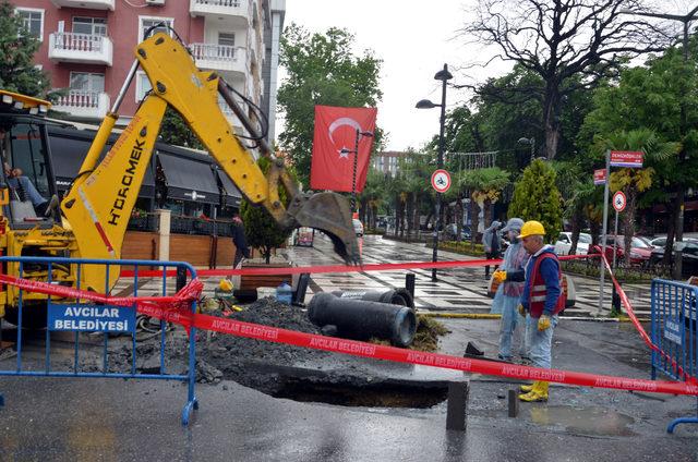 Avcılar’da yol çöktü