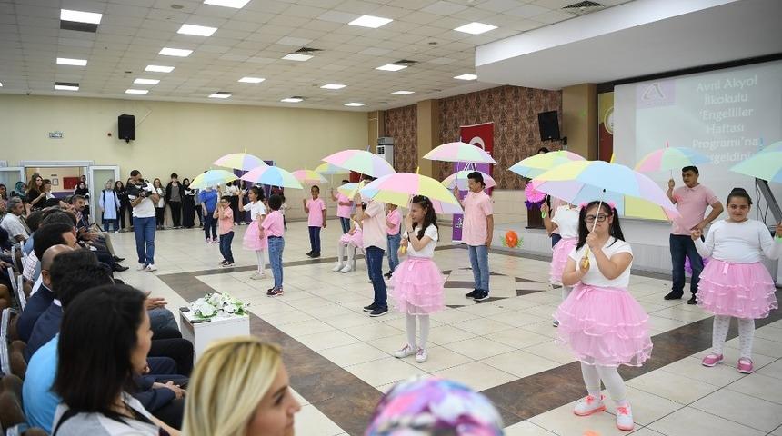 Kartepe&rsquo;de &ouml;zel &ouml;ğrenciler g&ouml;sterileri ile b&uuml;y&uuml;ledi