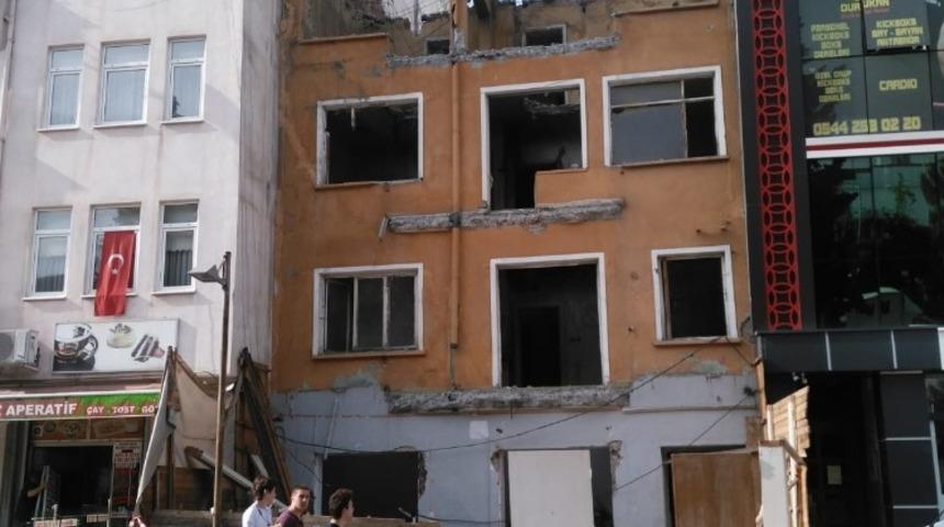 Tehdit oluşturan harabe yapı yıkıldı