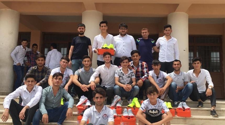 Kaymakam Y&uuml;zer&rsquo;den şampiyon takıma spor malzemesi desteği