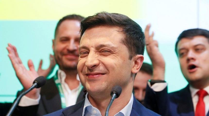 Zelenskiy&rsquo;e &lsquo;Yeni Başlayanlar İ&ccedil;in Politika&rsquo; isimli &ccedil;ocuk kitabı hediye edildi