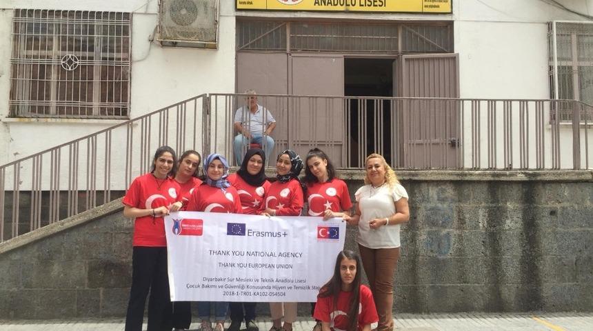 Diyarbakırlı kız öğrenciler stajlarını Romanya’da yapacak