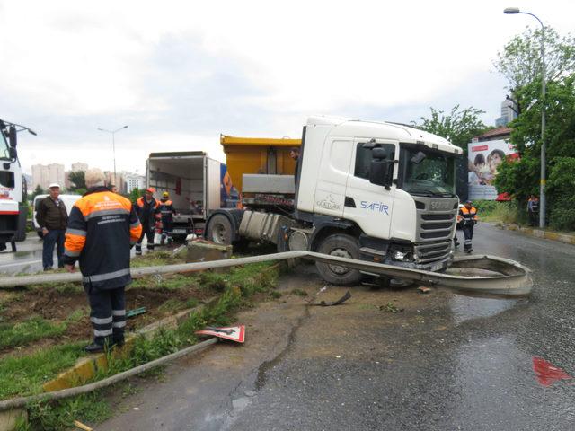 Kadıköy' de hafriyat kamyonu kazası 