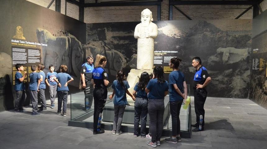 Polisten öğrencilere müze gezisi