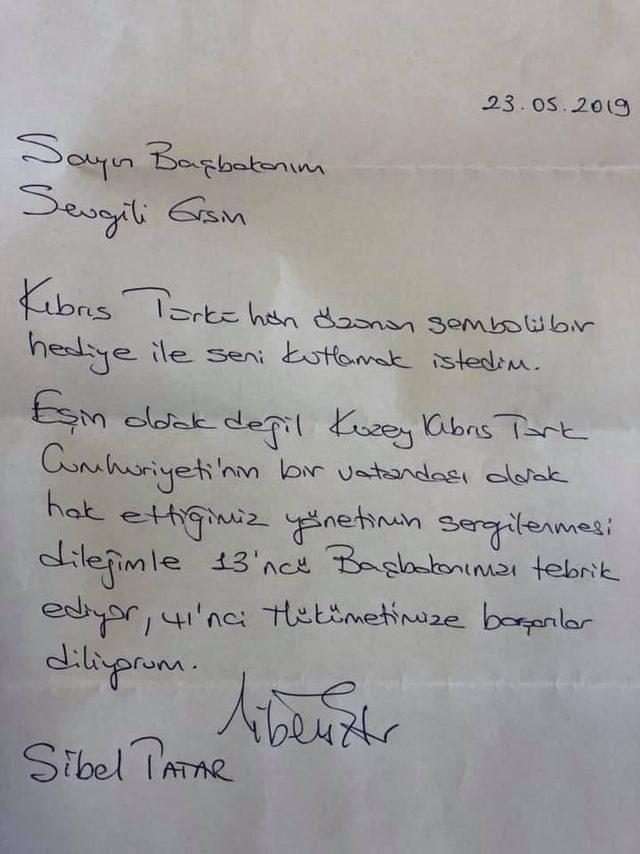 KKTC Başbakanı’na, eşinin hediyesi gündem oldu