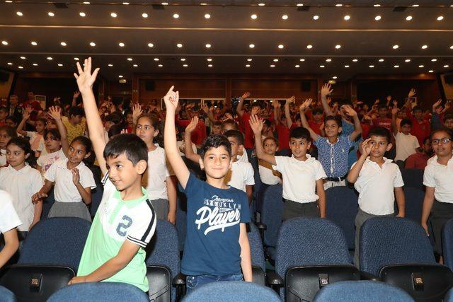 Çocuklar tiyatro etkinliği ile eğlendi