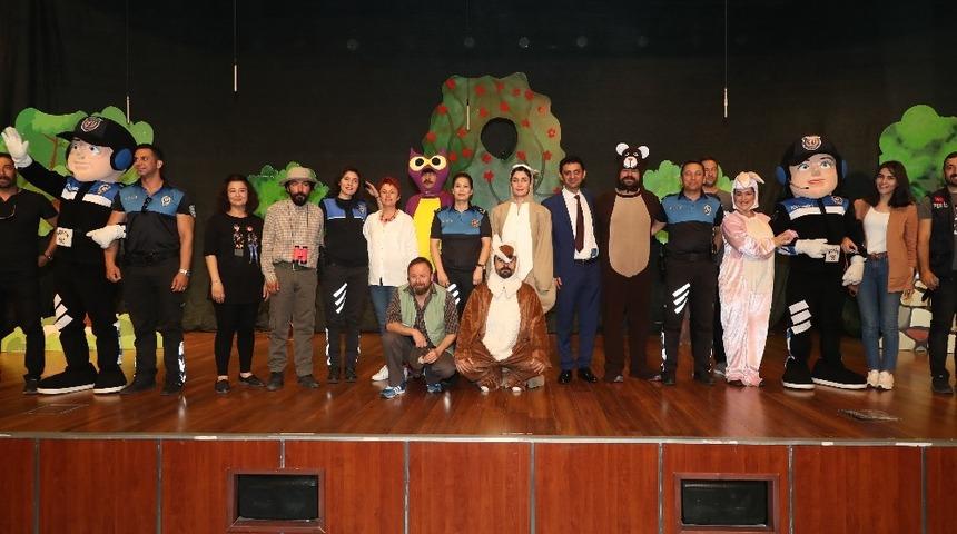 &Ccedil;ocuklar tiyatro etkinliği ile eğlendi