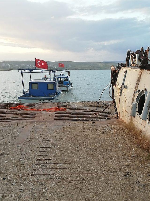 Atıl durumdaki donanma gemisi onarılıyor