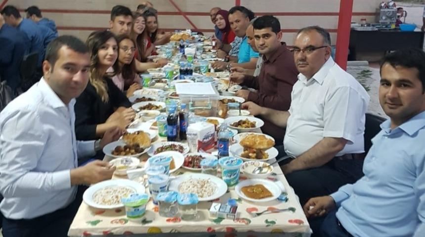 Engelli bakım merkezinde kalan &ccedil;ocuklara iftar