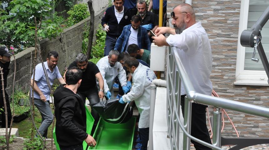 Sahur vakti annesini &ouml;ld&uuml;r&uuml;p cesedinin başına oturdu!
