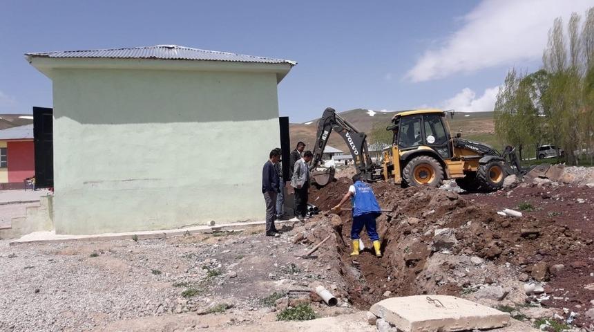 30 yıllık okul ilk kez kanalizasyon hattına kavuştu