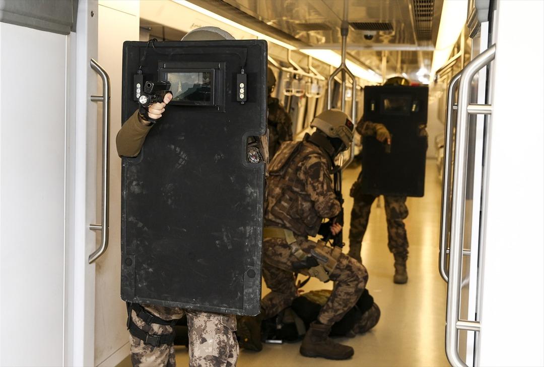 Ankara metrosunda nefes kesen anlar!