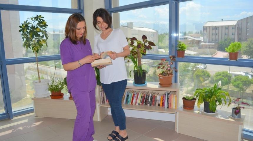 Ortopedi Servisinde K&uuml;t&uuml;phane kuruldu