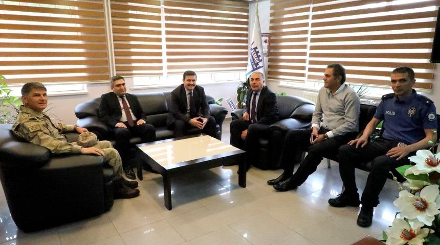 Vali Arslantaş&rsquo;tan, Kemah belediye başkanı Aslan&rsquo;a ziyaret